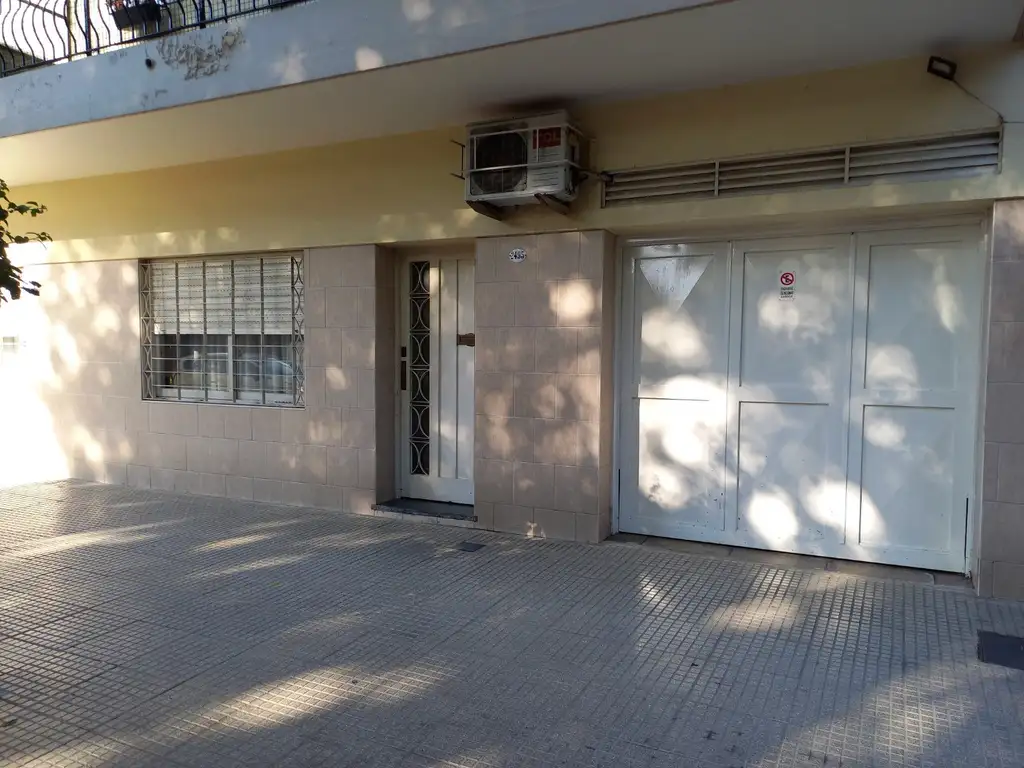 Hermoso dpto de 3 amb c/dependencia, PLANTA BAJA CON COCHERA, entrada independiente