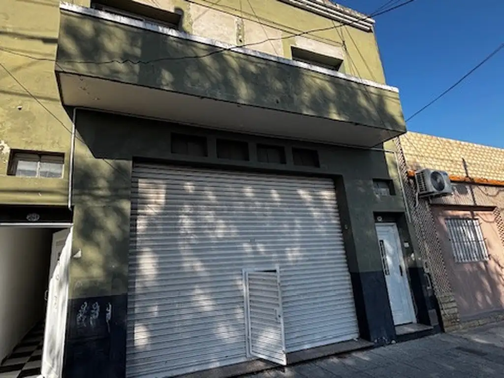 Venta. Casa . Ideal inversor con 2 PH una en PB y P.Alta más local. Todo a nuevo. 250m2.