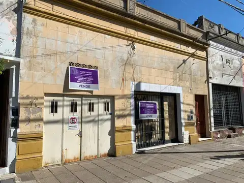 Casa céntrica con amplio terreno y local al frente