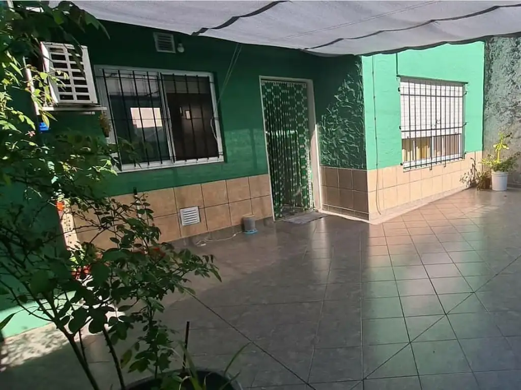 EN VENTA CASA AL FONDO EN CASEROS DE 4 AMBIENTES CON DOS BAÑOS; AL FRENTE PATIO - FICHA 8396