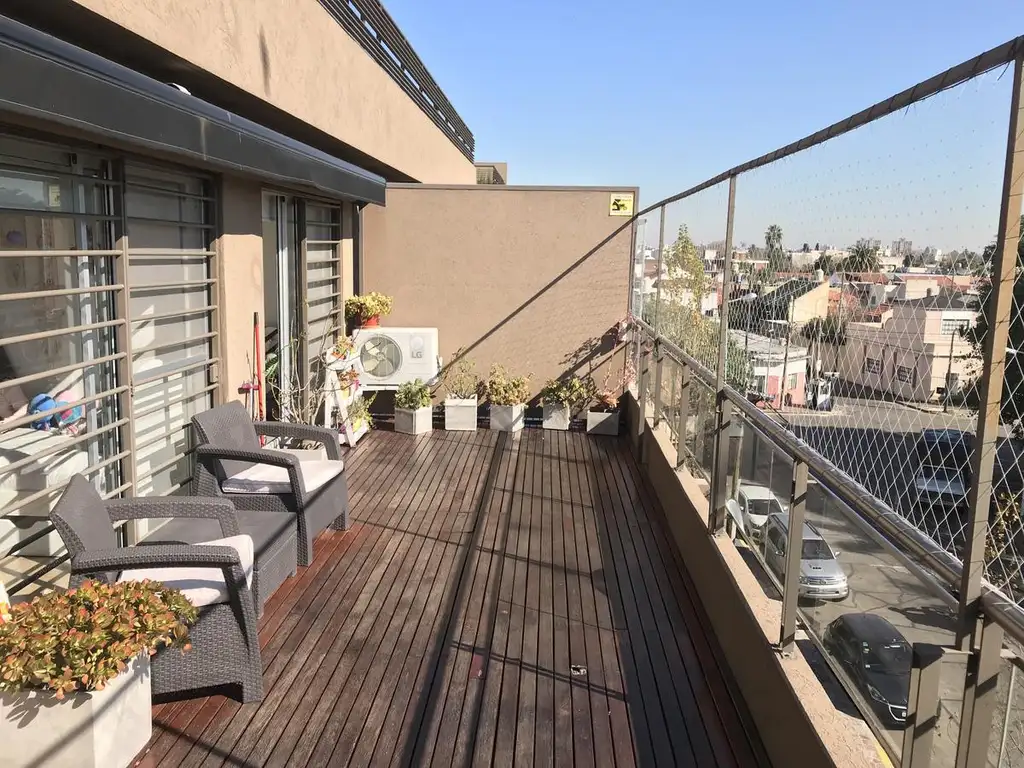 HERMOSO 3 AMBIENTES CON GRAN BALCÓN TERRAZA DE 20 M2 -EDIFICIO CATEGORIA-