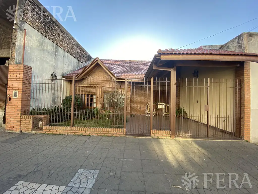 Venta de casa de 3 ambientes con cochera en Sarandi