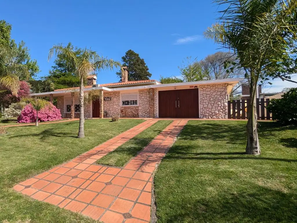 Casa en venta - 3 Dormitorios 2 Baños - Cochera - 1.040Mts2 - Canelones