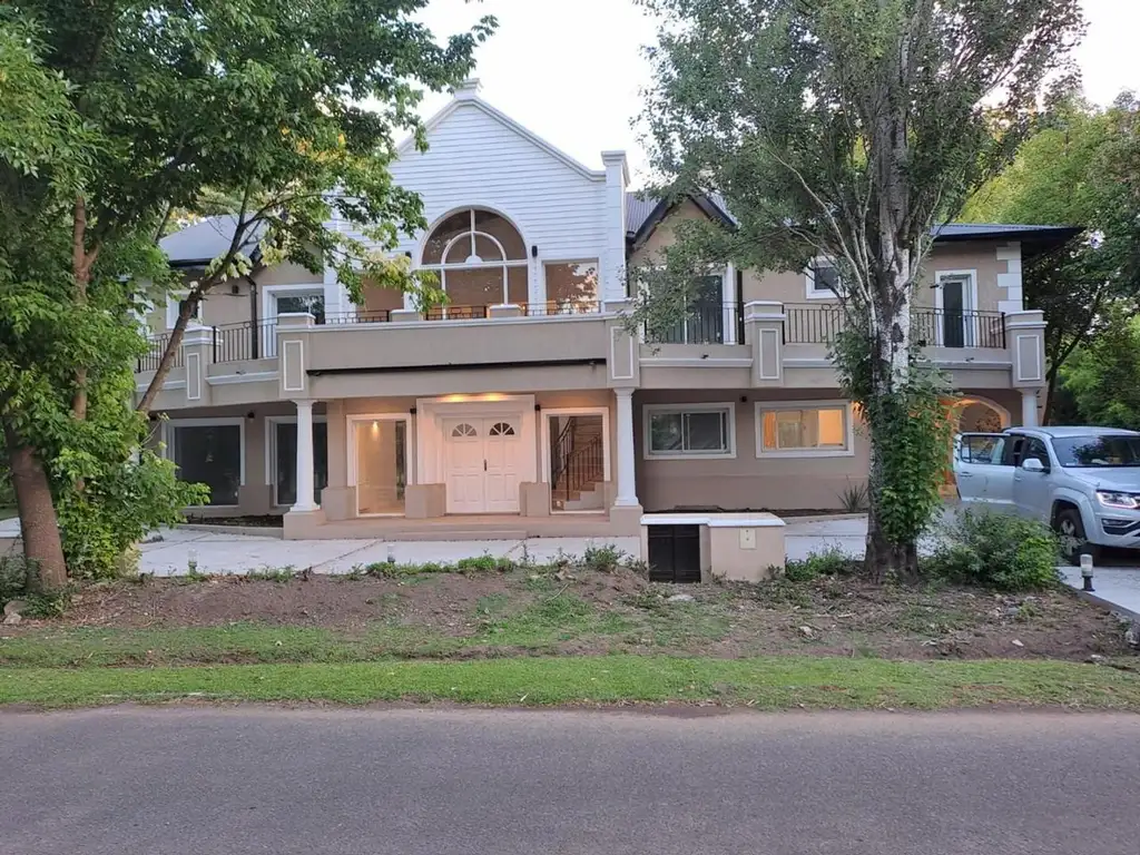 Hermosa casa en Sausalito, lote 1600 m2 y 600m2 cubiertos