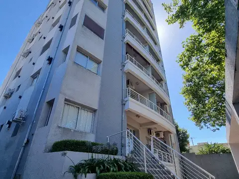 Hermoso departamento, céntrico, amplio, balcon, cochera, AA,