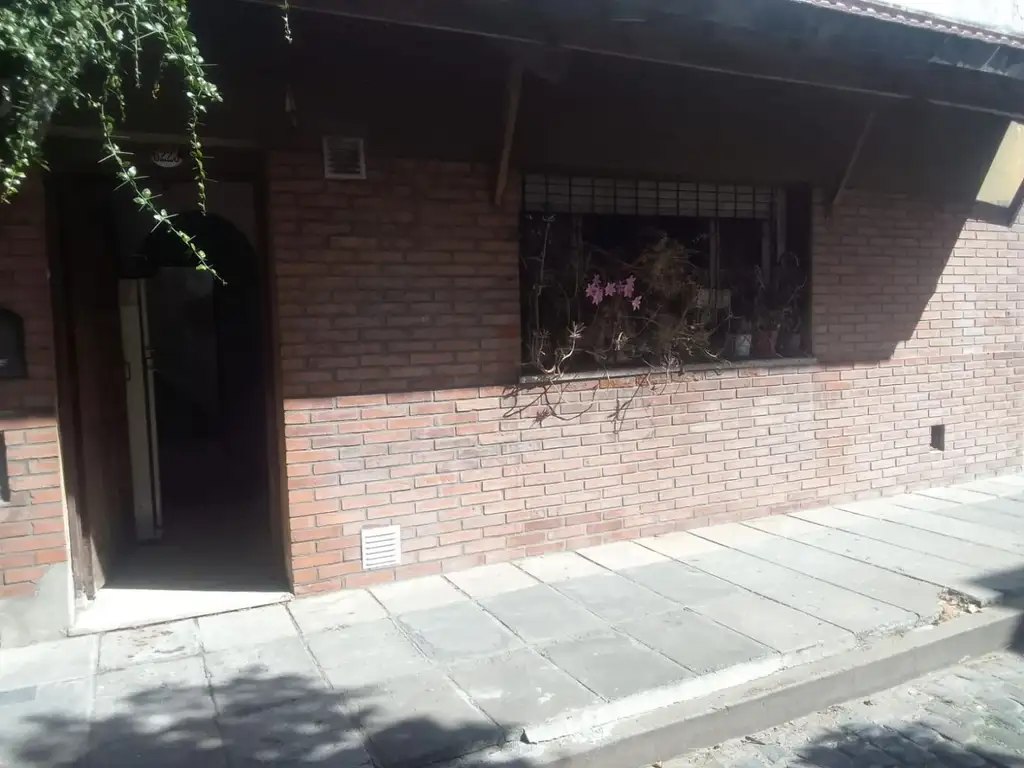 HERMOSA CASA PARA RECICLAR EN PASAJE OCULTO