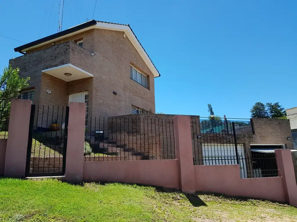 MUY LINDA CASA EN VENTA EN VILLA CARLOS PAZ, BARRIO VILLA DEL LAGO, AMPLIA, CON PILETA.