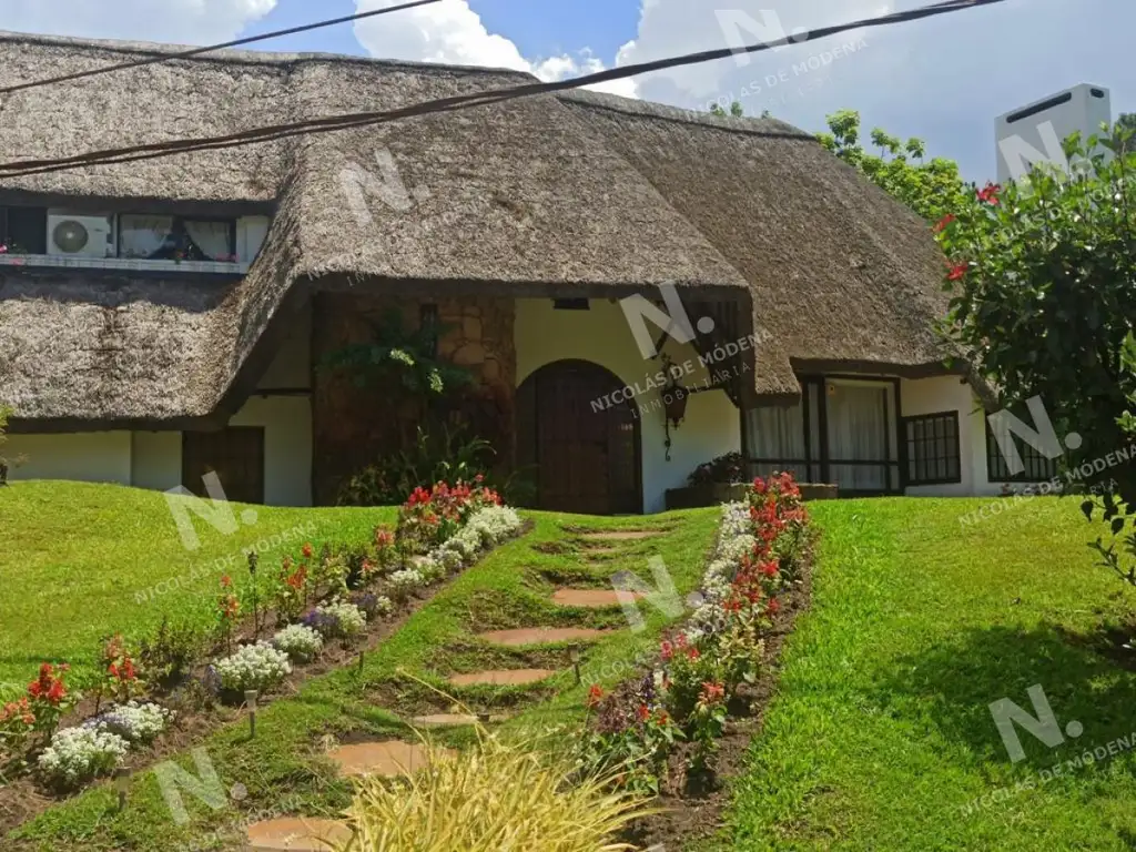 Amplia casa con piscina cerca de todo, para disfrtutar en verano!