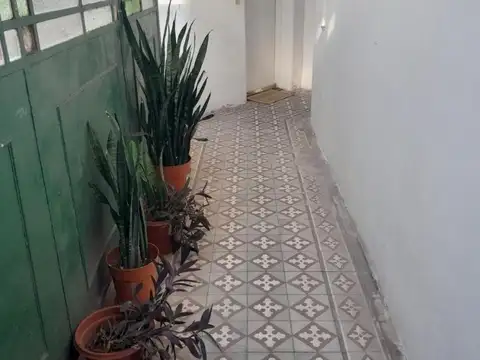 CASA CÉNTRICA  PLANTA ALTA 2DO PISO POR ESCALERA.