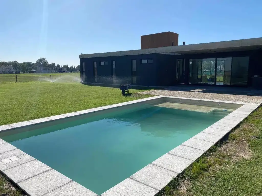 Casa en venta - 2 Dormitorios 2 Baños - 2.086 mts2 - La Plata