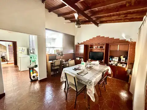 CASA EN VENTA.- LOTE PROPIO DE 10x12.25 -3 AMB con Patio y terraza en Parque Chas.- 120 m2 totales.