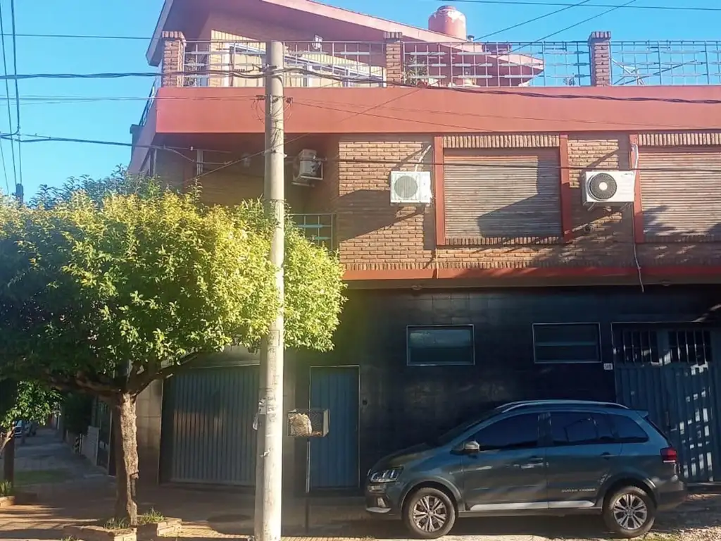 Casa en 3 plantas, con taller - Bn ubicacion a 2 C R4