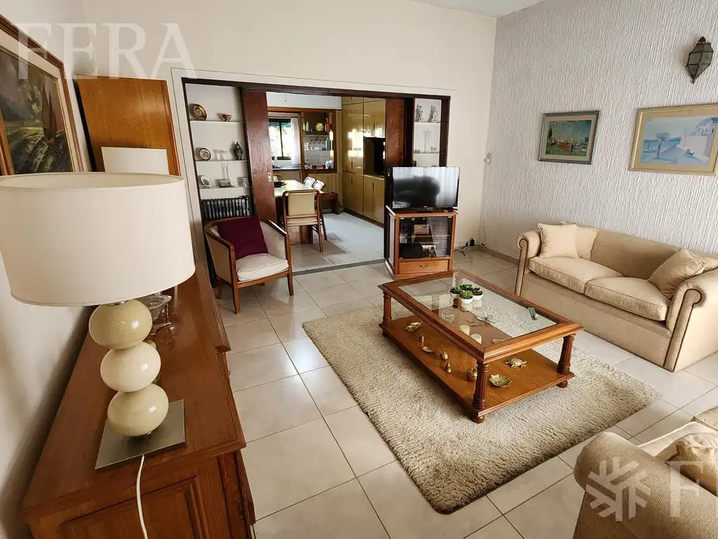 Venta de casa de 4 ambientes con cochera y jardin en Ezpeleta