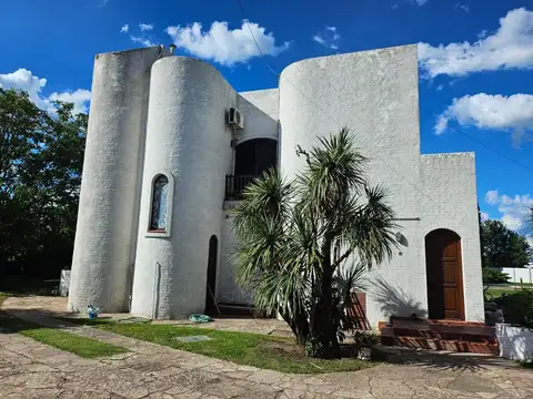 Casa en venta - 4 Dormitorios 3 Baños - 2.400Mts2 - Carlos Casares