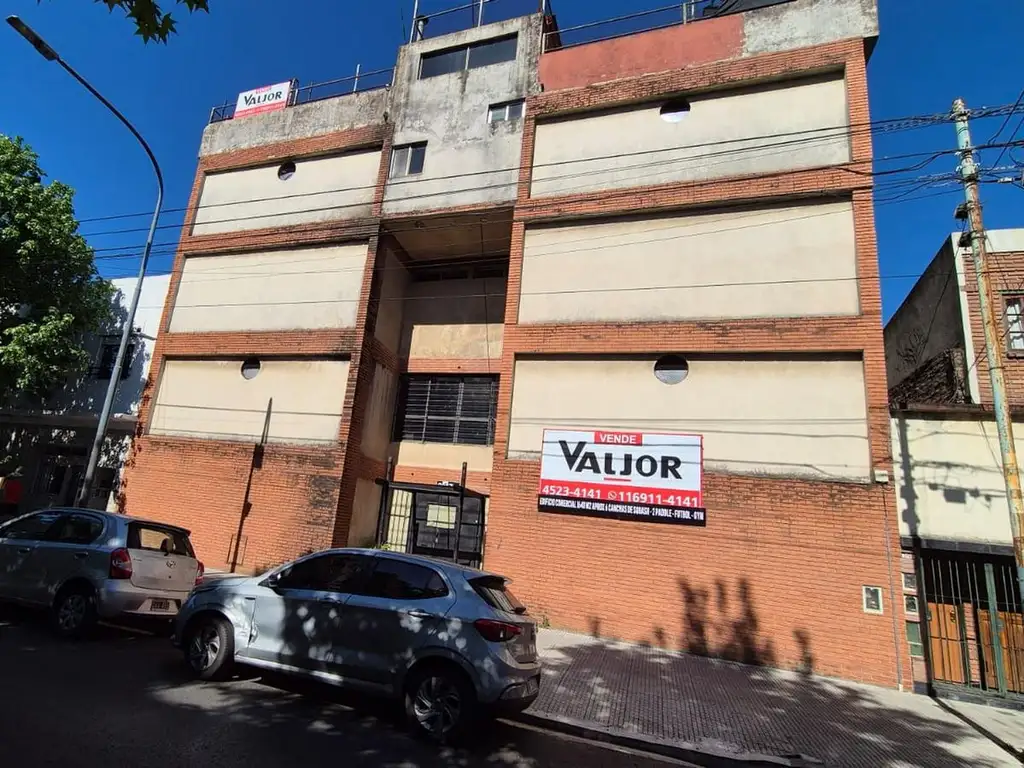 Edificio Comercial - Club/Centro de deportes con canchas de Futbol 5, Squash (en terraza preparado p