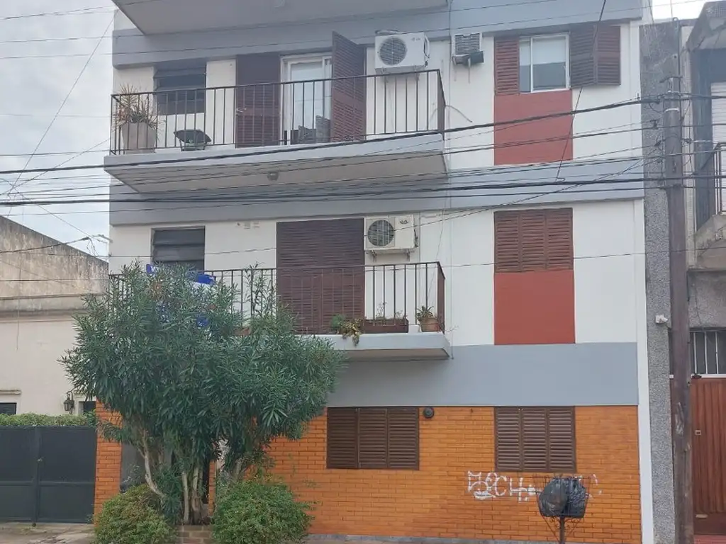 2 AMBIENTES CON BALCON AL FRENTE EDIFICIO CON ASCENSOR PROXIMO A MAIPU A MODERNIZAR