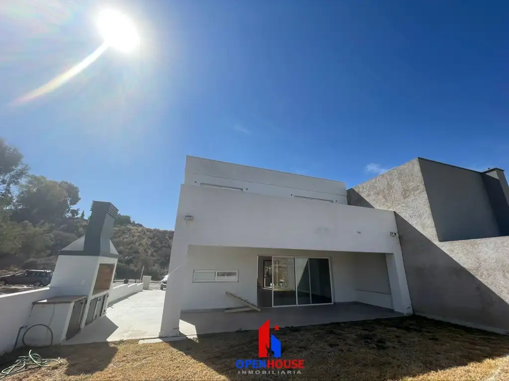 OPENHOUSE INMOBILIARIA VENDE FABULOSA CASA EN BARRIO DALVIAN