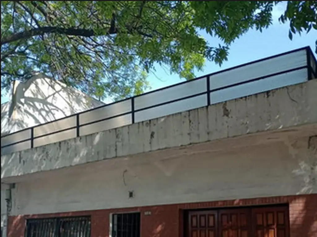 Venta de casa en Parque Patricios frente a la plaza jose C Paz en muy buen estado