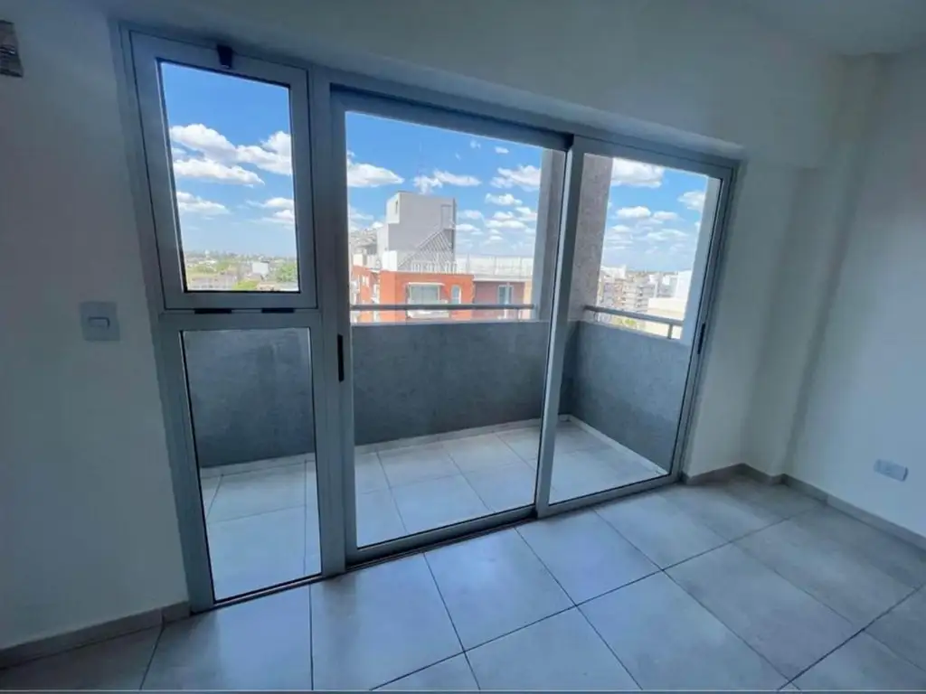 VENTA SEMIPISO 2 AMB AL FRENTE CON BALCON MORON