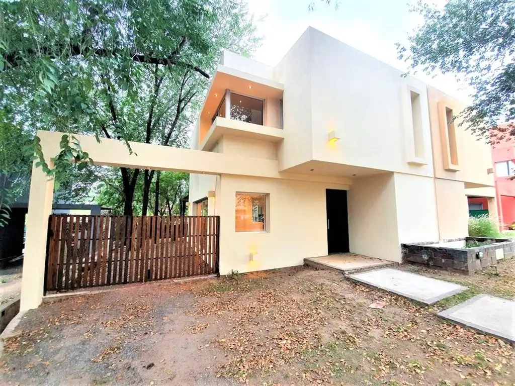 Duplex En Venta En Housing Cerrado - En El Centro Del B° Vil