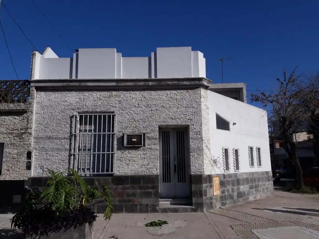 NUEVO VALOR  CASA APTA PARA 2 FAMILIAS   4 DORMITORIOS   2 COCINAS Y 2 BAÑOS  PATIO Y TERRAZA/