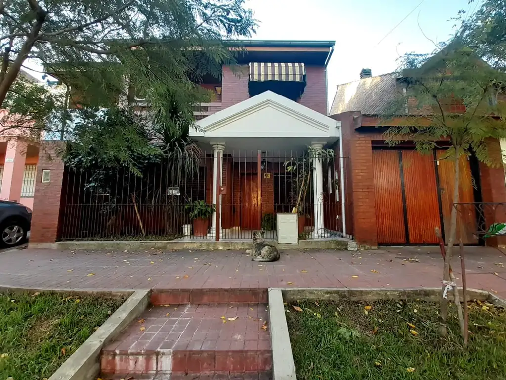 CASA CON 3 DORMITORIOS - COCHERA - GALERÍA - PARRILLA - JARDÍN Y PILETA