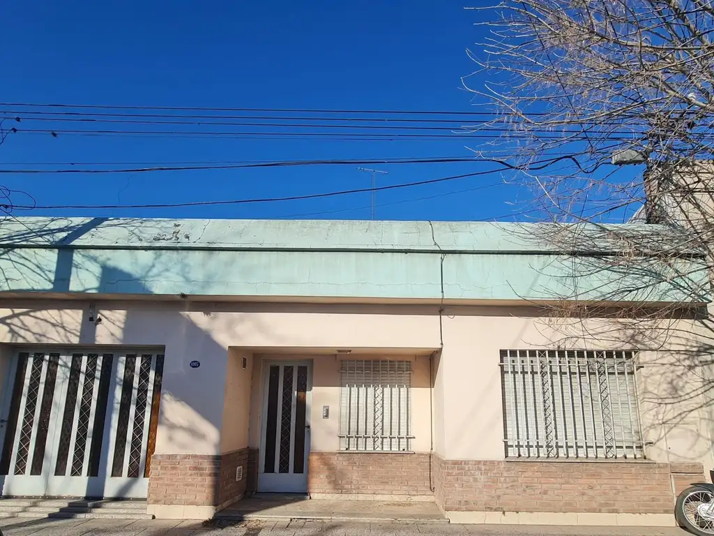 Oportunidad! Ideal para inversión! Propiedad a la venta en inmejorable ubicación en el centro de Lujan