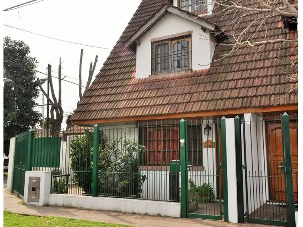 CASA 4 AMB CON JARDIN Y COCHERA - DON  TORCUATO