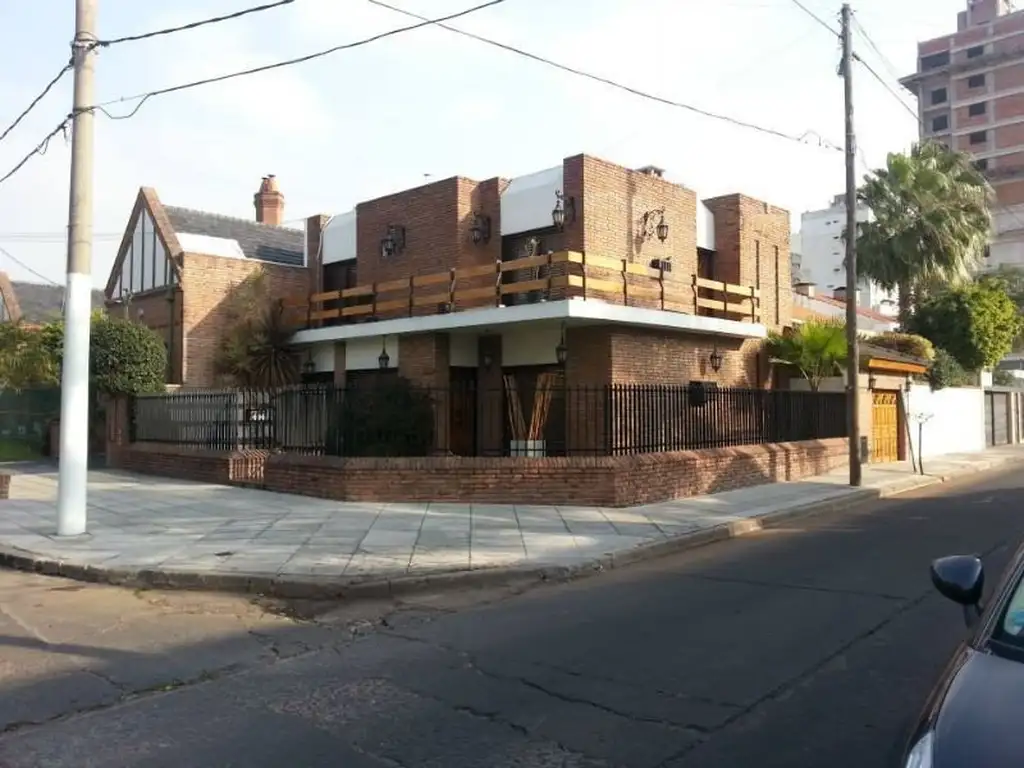 Hermosa casa en barrio residencial