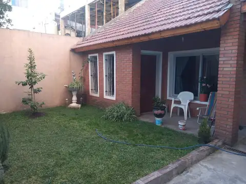 CASA  4 AMB. C/QUINCHO - JARDIN - PATIO EXCELENTE UBICACION