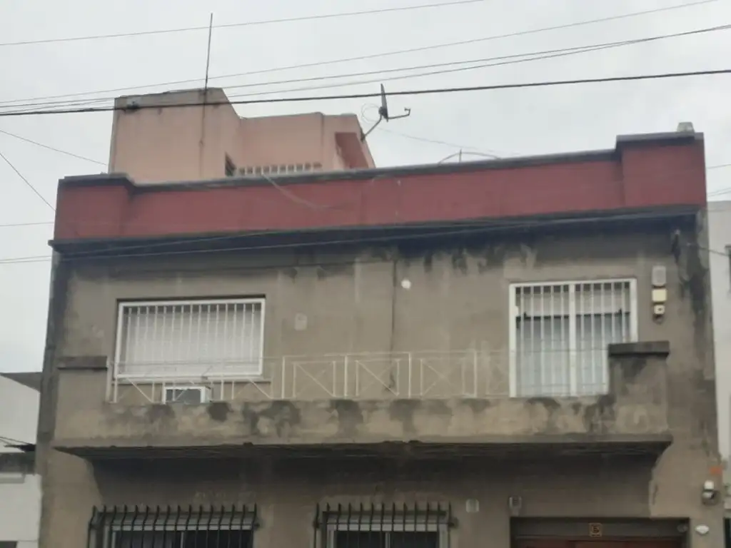 CASA Y 2 DEPARTAMENTOS CON COCHERAS  EN LOMAS DEL MIRADOR