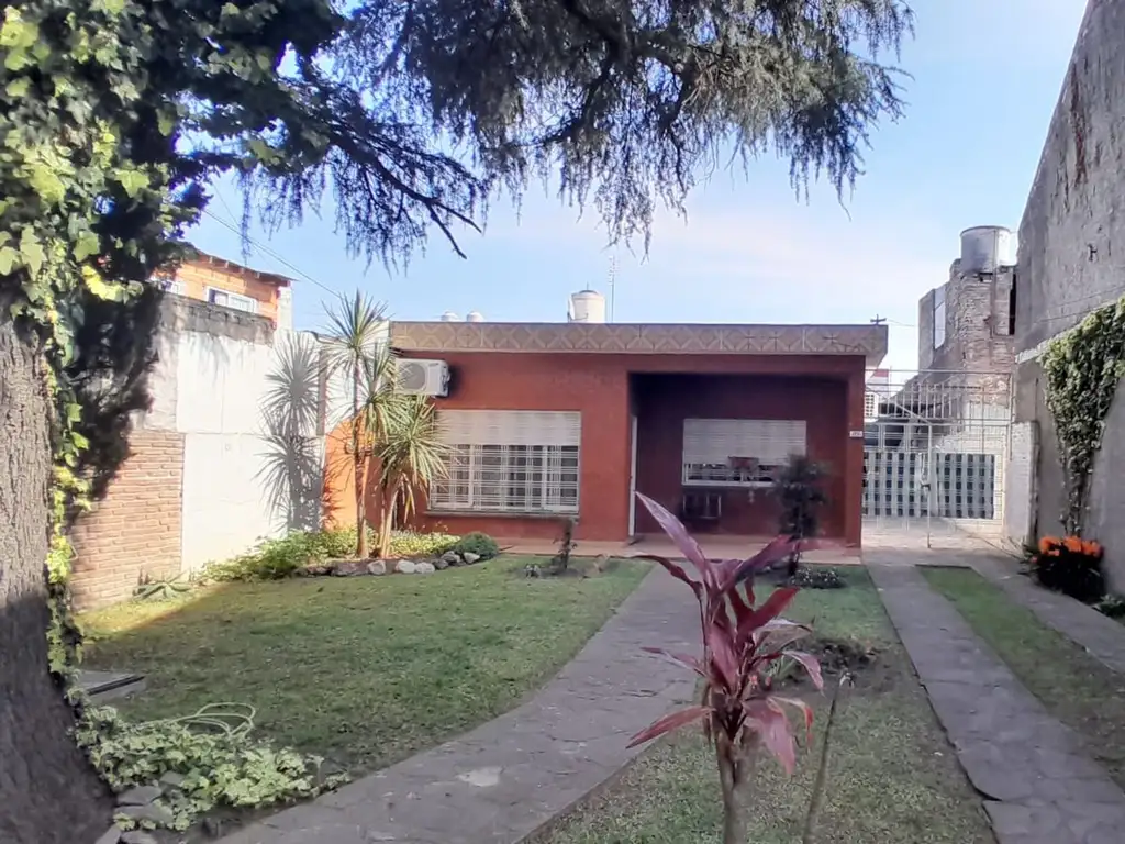 VENTA CASA 4 AMB GRAN JARDIN. SAN JUSTO