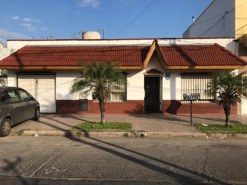 EN VENTA EN VILLA BOSCH CASA AMERICANA CERCA DE LA ESTACION F.C. URQUIZA - FICHA 7976