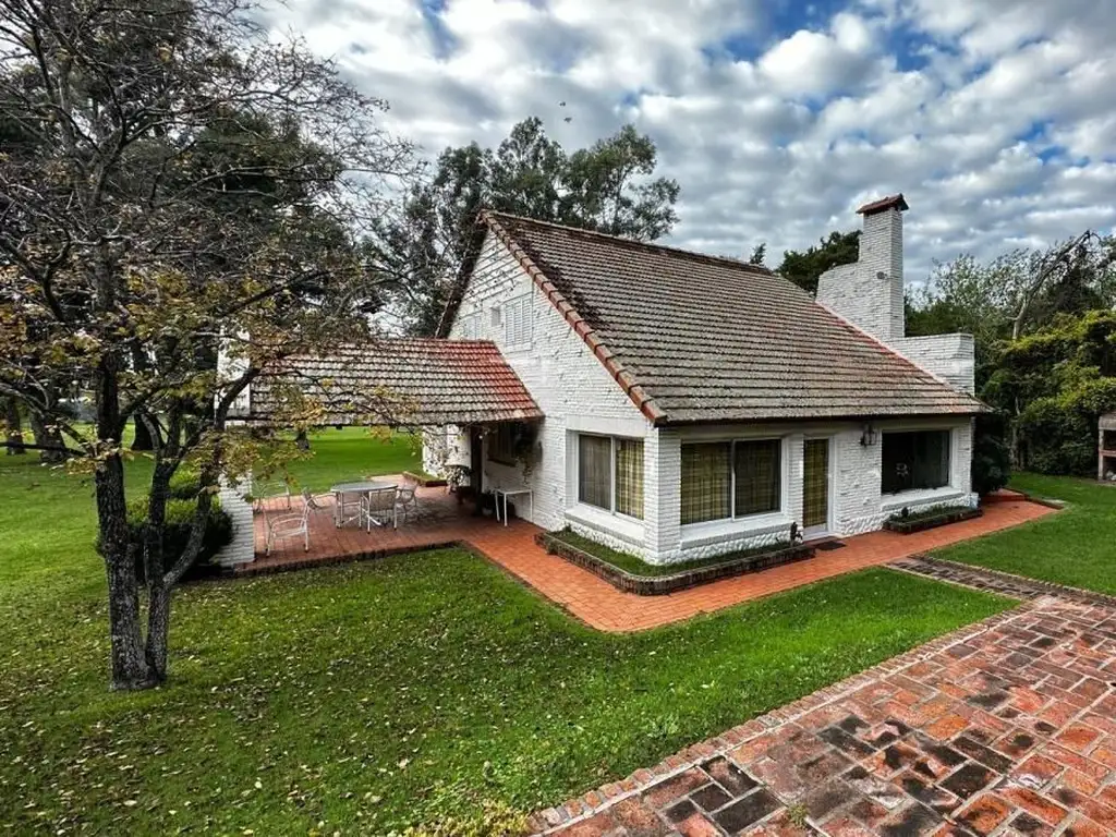 Gran casa tipo Chalet  con imponente terreno sobre el río