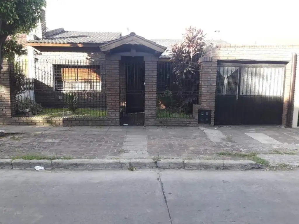 VENTA - CHALET DE 4 AMBIENTES - CASTELAR