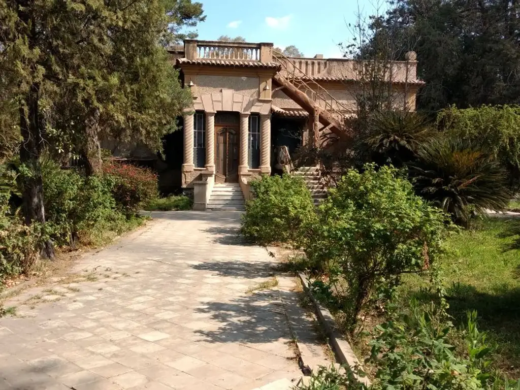 Histórica casa a reciclar en gran terreno. Mendoza