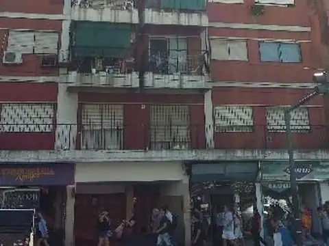 2 ambientes amplios y  muy luminosos en  Corrientes  y Dorrego, a mts. del subte.