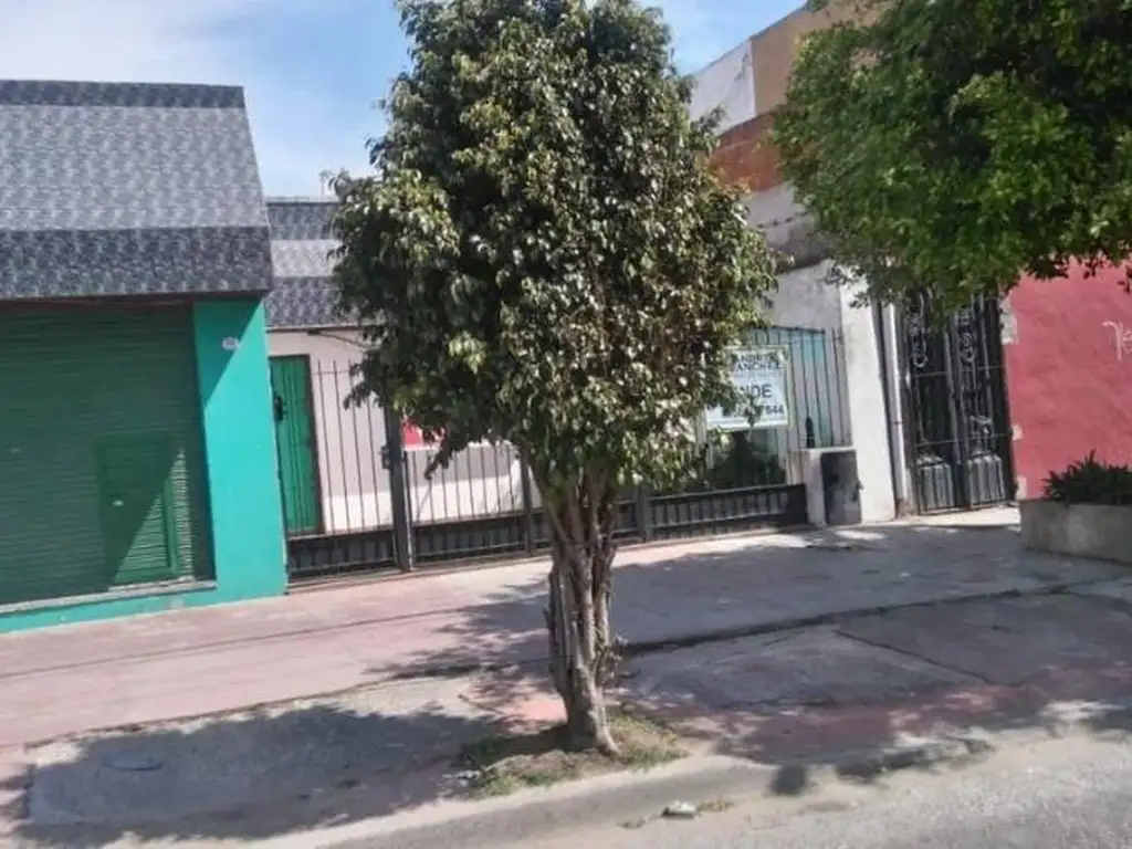 CASA AMERICANA DE 3 AMBIENTES CON LOCAL AL FRENTE EN VENTA - MORON