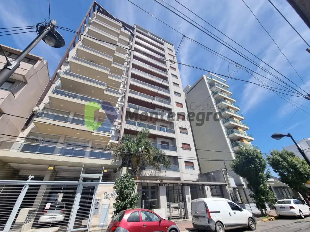 Semipiso en edificio de categoría con cochera y vigilancia