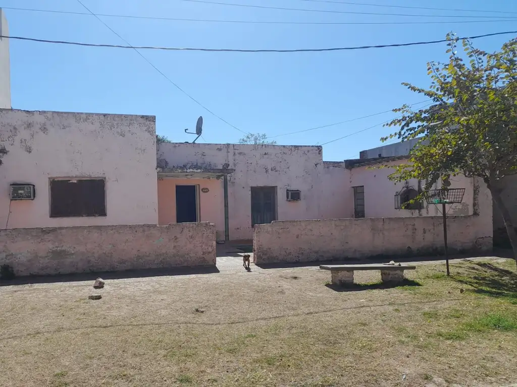 REMAX Vende Casa a Refaccionar en Monte Vera.