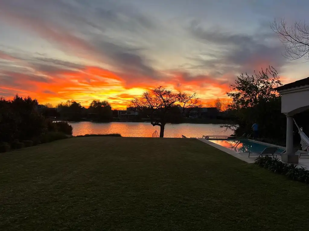 Casa en venta en Santa Bárbara, Tigre, a la laguna central con excelente vista y orientación