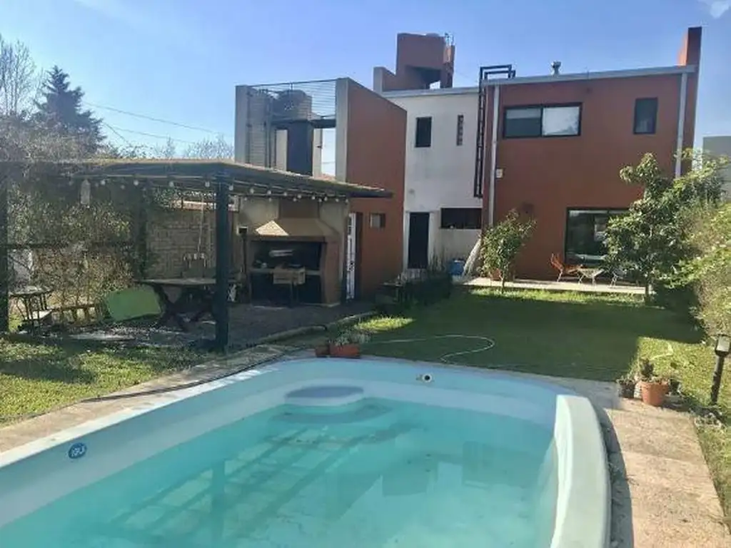 Casa en venta - 3 Dormitorios 3 Baños - Cochera - 300 mts2 - Villa Parque Sicardi, La Plata
