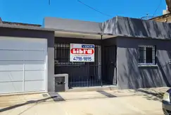 Casa en venta 4 ambientes cochera cubierta y jardín Olivos 