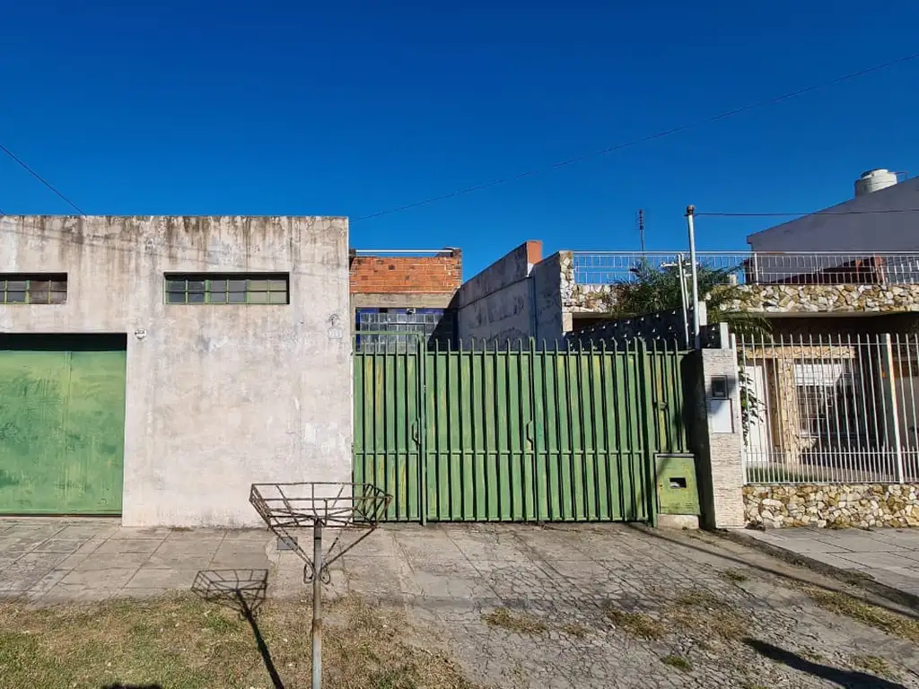 GALPÓN en lote de 500m² C/ VIVIENDA en primer piso en VENTA - VILLA BONICH