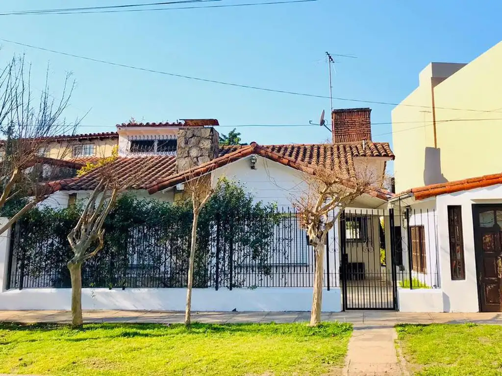 Chalet con 3 ambientes a la venta en la mejor zona de  Castelar Norte