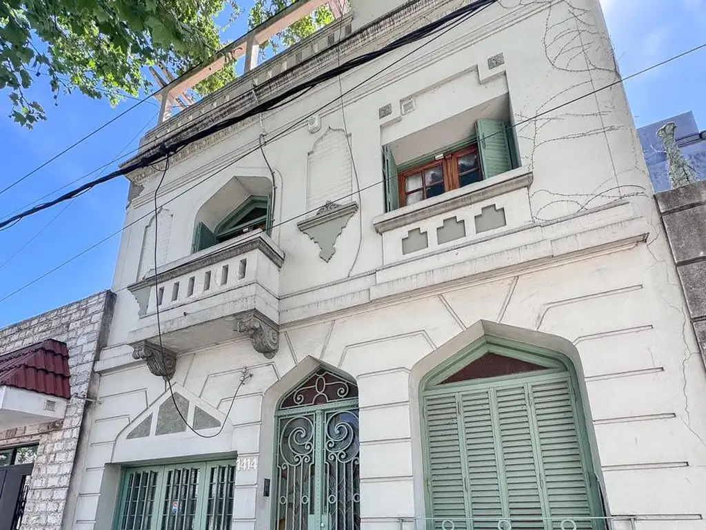 Casa en venta en Rosario, al frente con detalles de epoca, 2 dormitorios   comodín y cochera