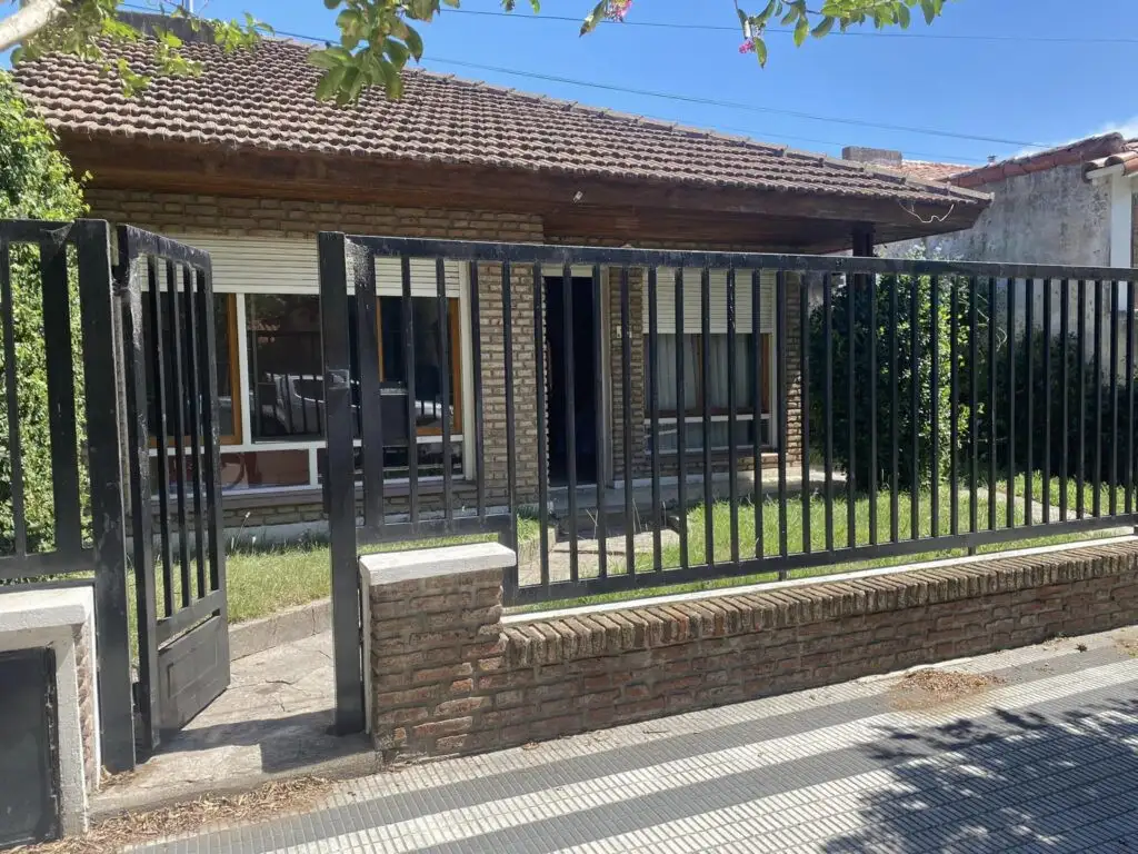 Tres Arroyos: Vendemos sólida casa en Barrio Residencial. Excelente ubicación!