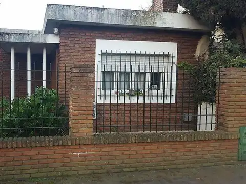 Venta casa en Bella vista. 3 habitaciones. Parque, pileta, parrilla. Retasada. Cerca de todos los co - Foto 0