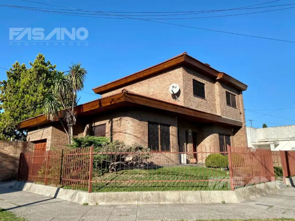 CHALET 5 AMB. EN ESQUINA EN VENTA - PALOMAR