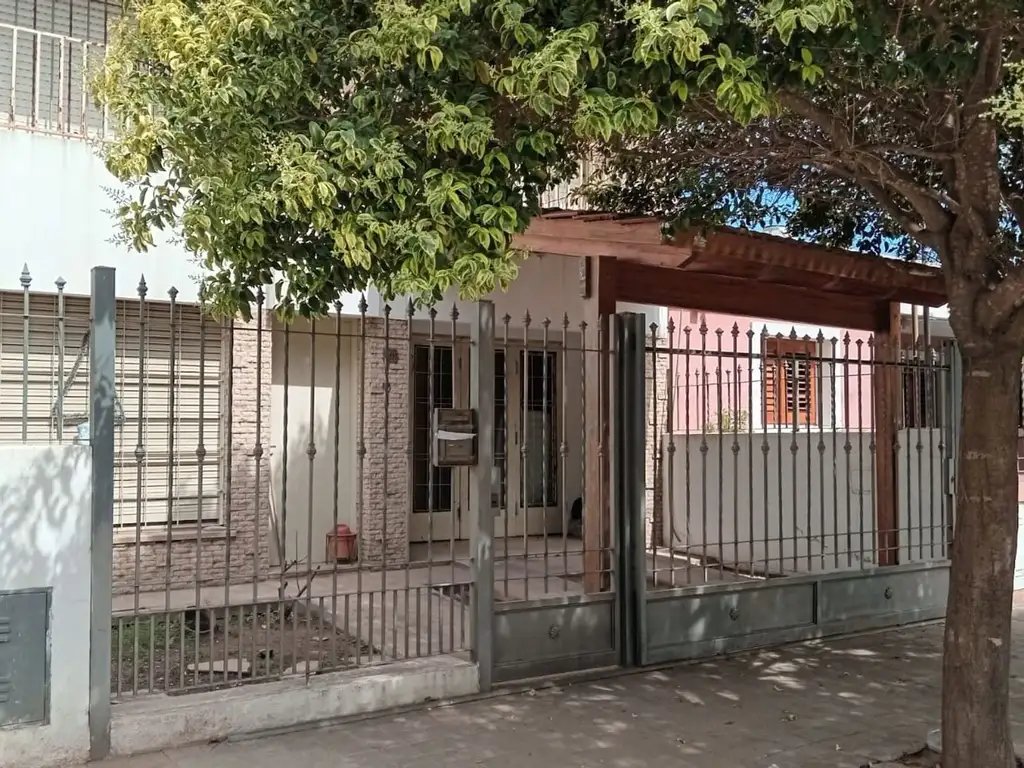 SE VENDE CASA DE 4 DORMITORIOS EN BARRIO AYACUCHO